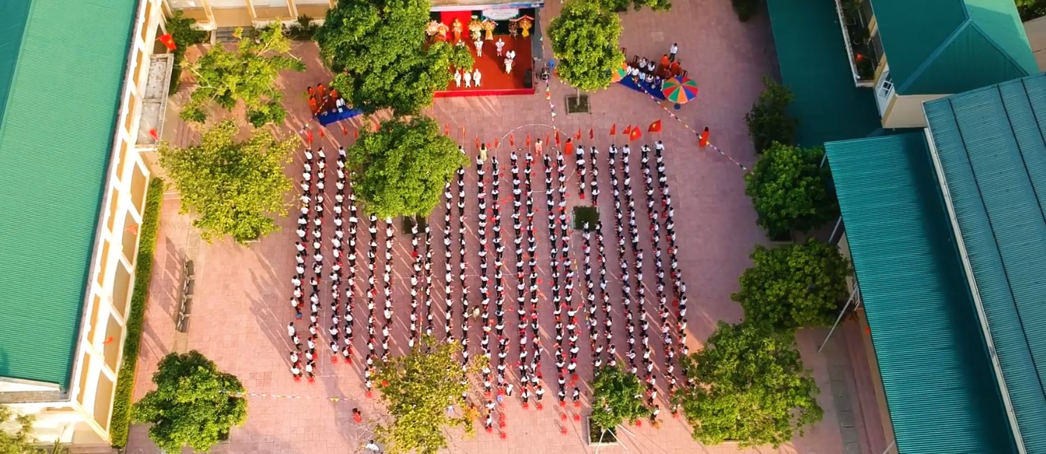 Toàn cảnh Lễ khai giảng năm học 2020-2021 của trường THCS Hưng Hòa nhìn từ trên cao