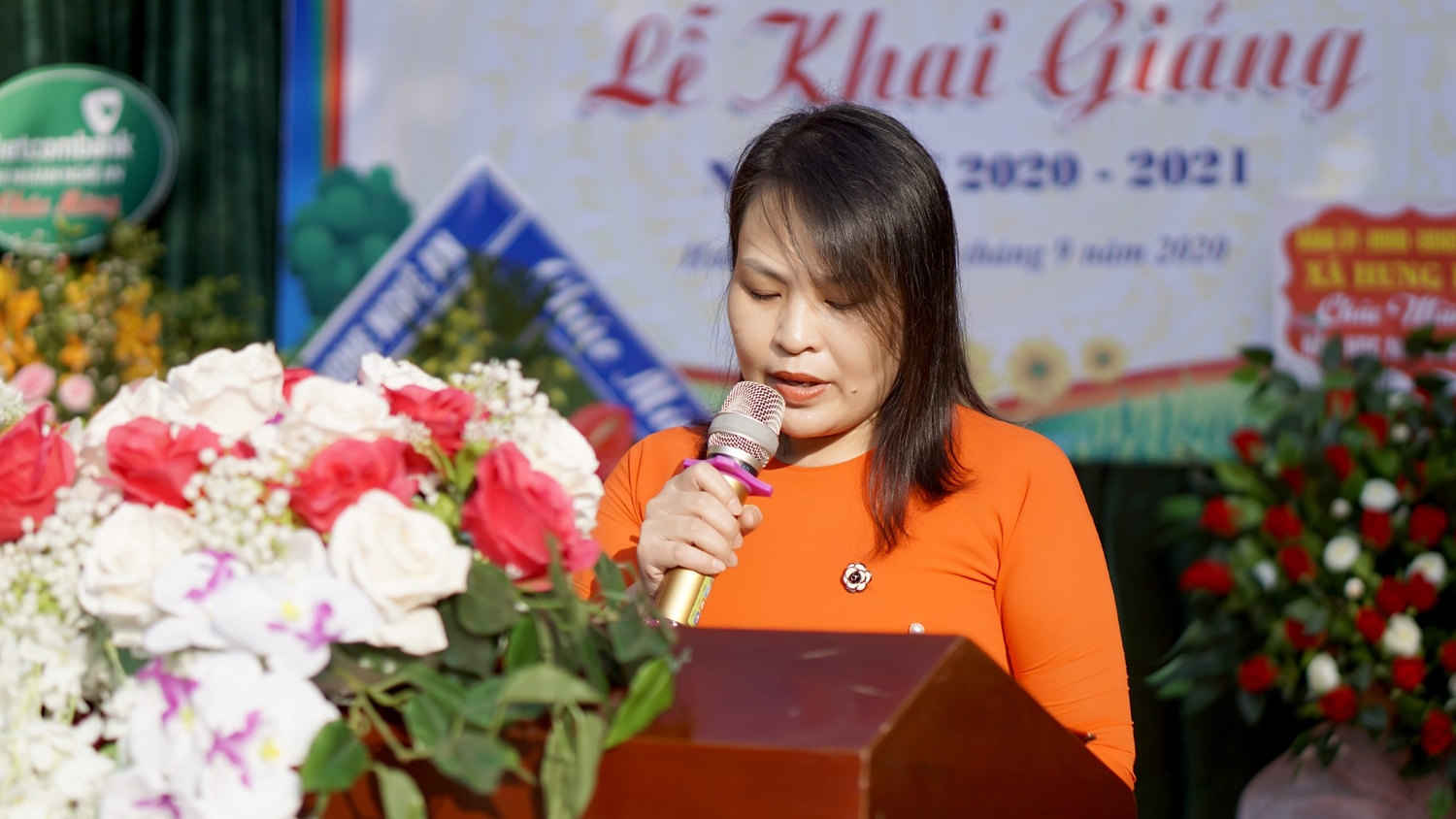 Cô Bùi Thị Thu Hà - Hiệu trưởng đọc diễn văn khai giảng